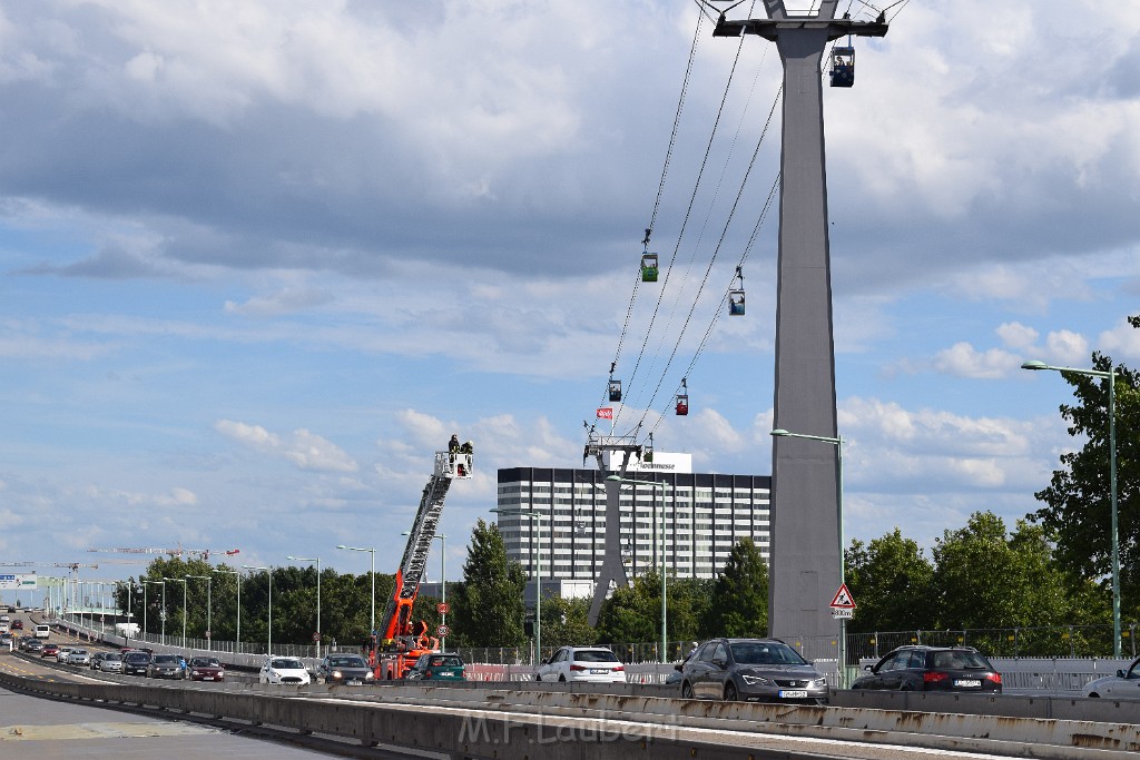 Koelner Seilbahn Gondel blieb haengen Koeln Linksrheinisch P196.JPG